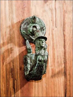 Llamador puerta . Aldaba bruja.