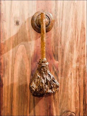 Aldabon. Aldaba escoba.