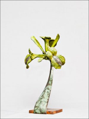 Flores de bronce. Flor amarilla sobre peana de acero.