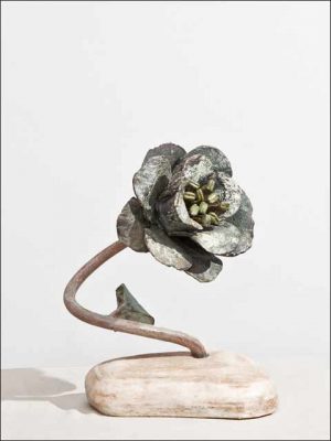 Flores de bronce. Rosa en piedra.